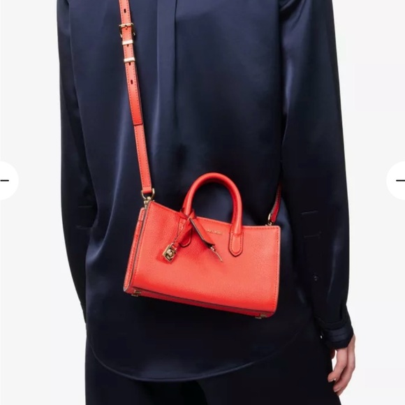 MICHAEL MICHAEL KORS
Scarlett Extra Small Leather Crossbody Bag NWT - Picture 3 of 15